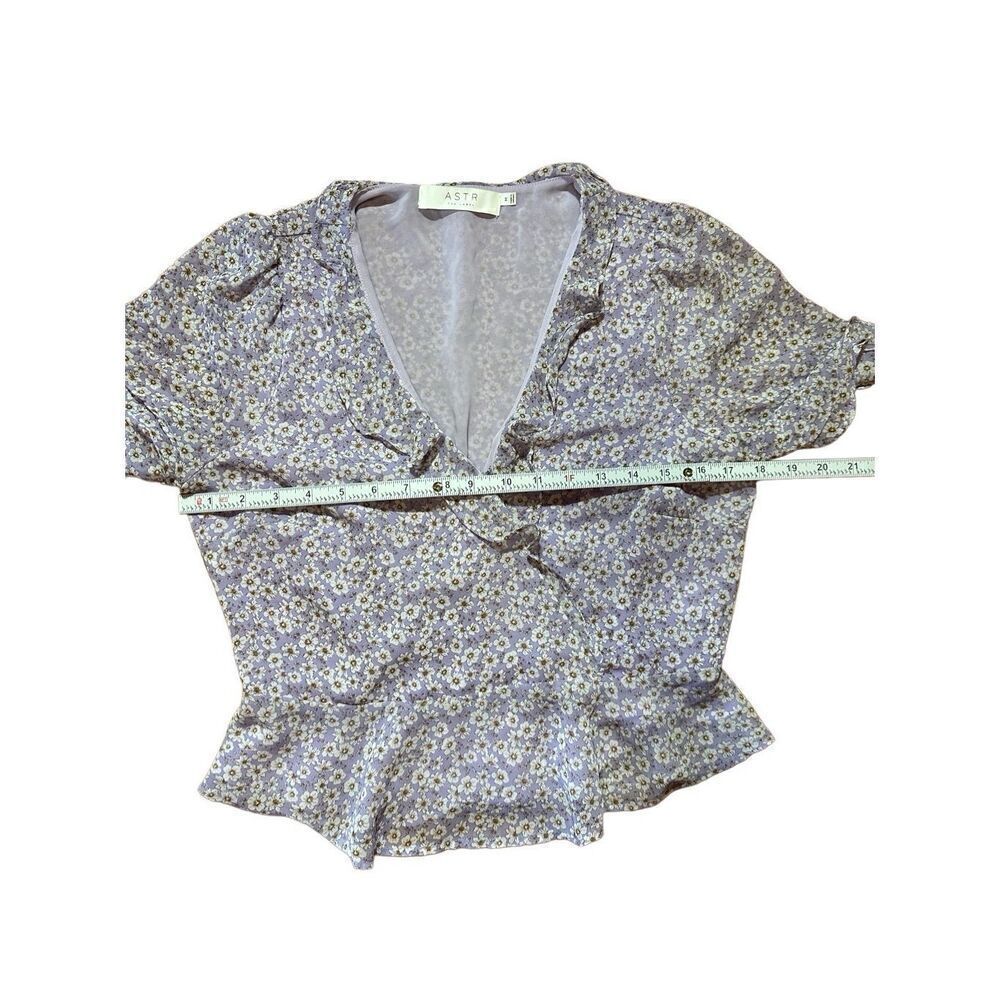ASTR The Label Womens Lilac Ditsy Floral Ruffle Vneck blouse Sz M - Picture 4 of 10